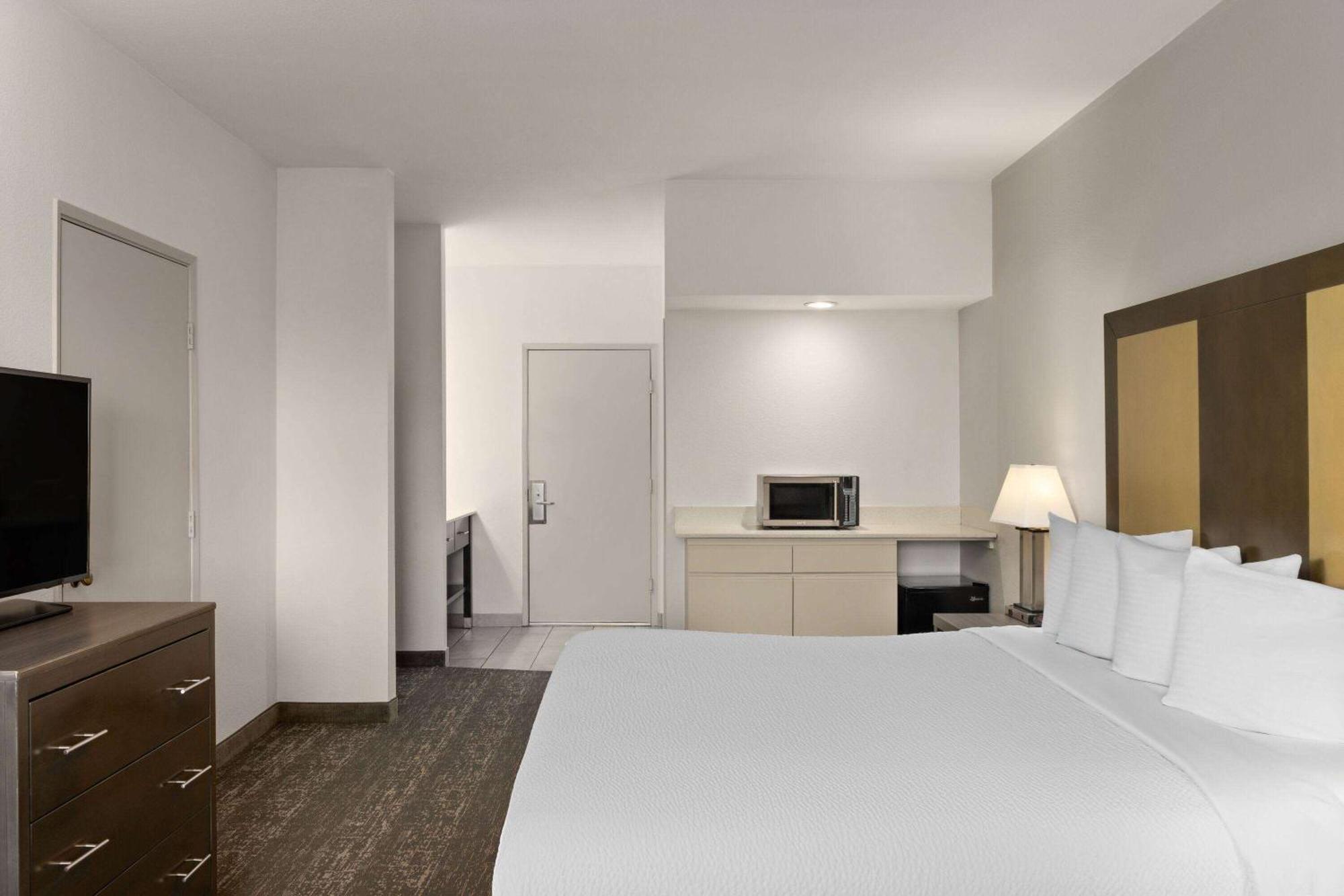 Baymont By Wyndham Moses Lake Exterior photo