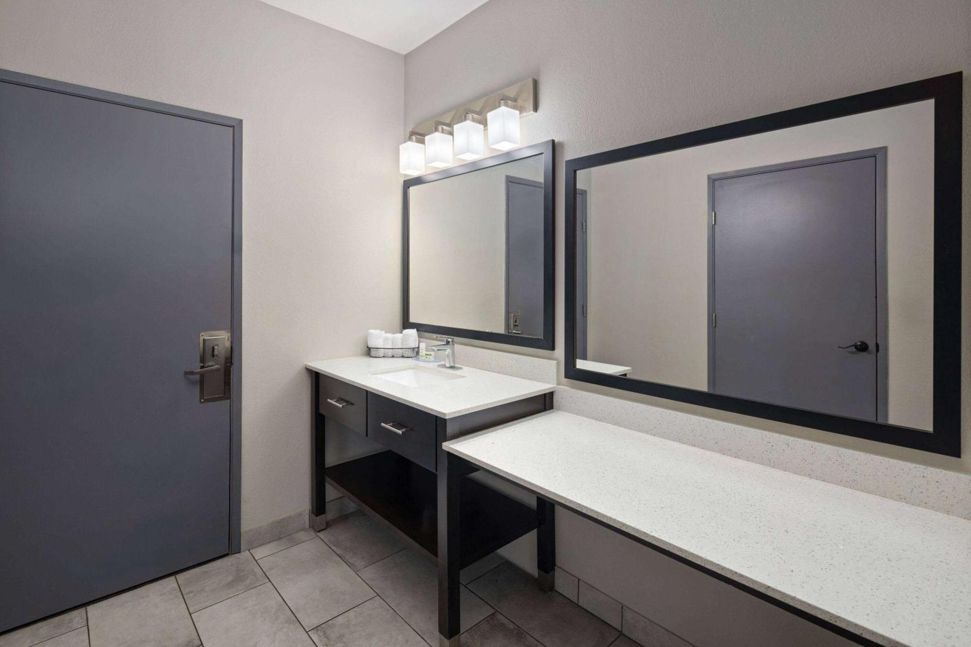 Baymont By Wyndham Moses Lake Exterior photo