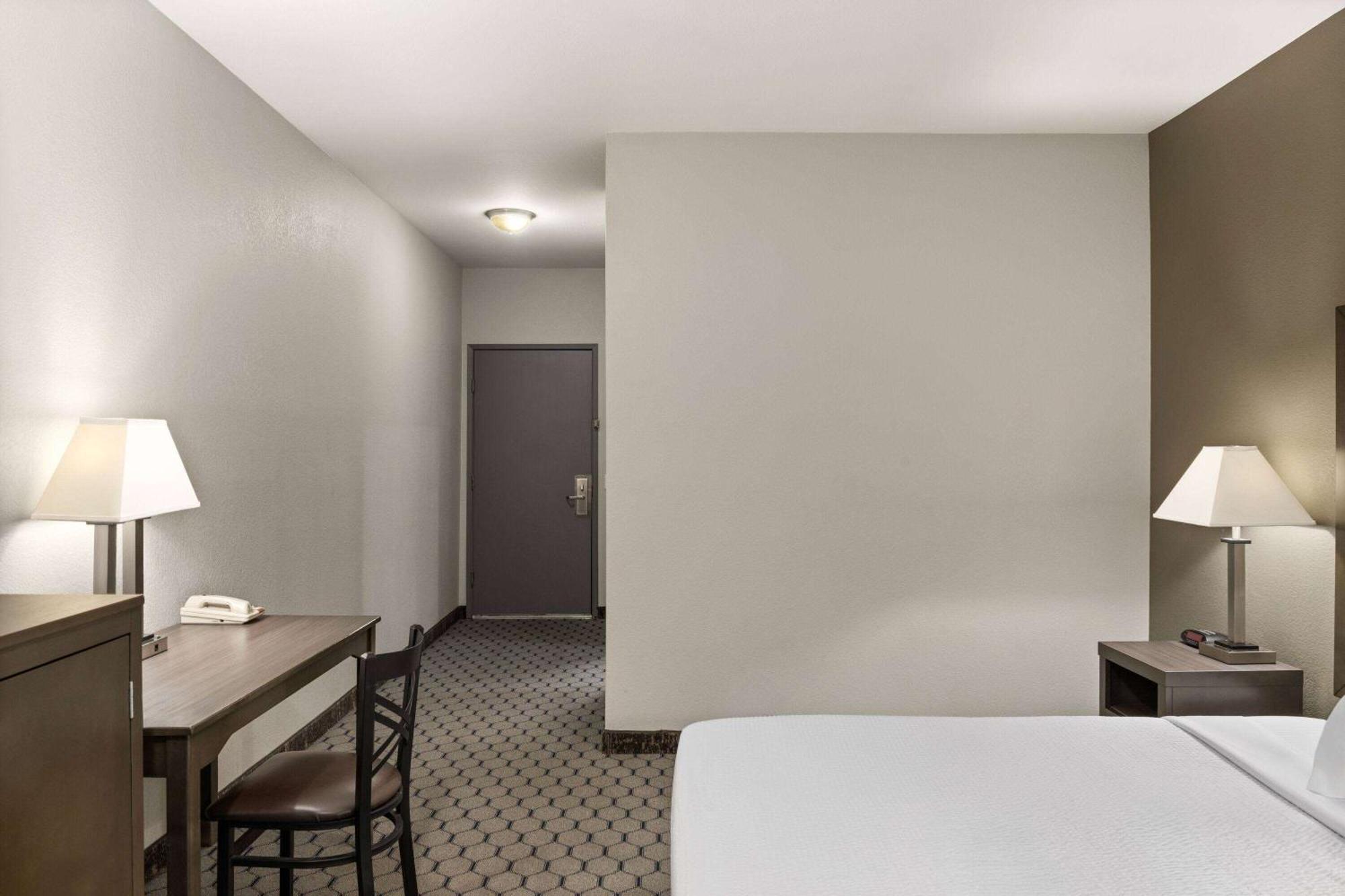 Baymont By Wyndham Moses Lake Exterior photo